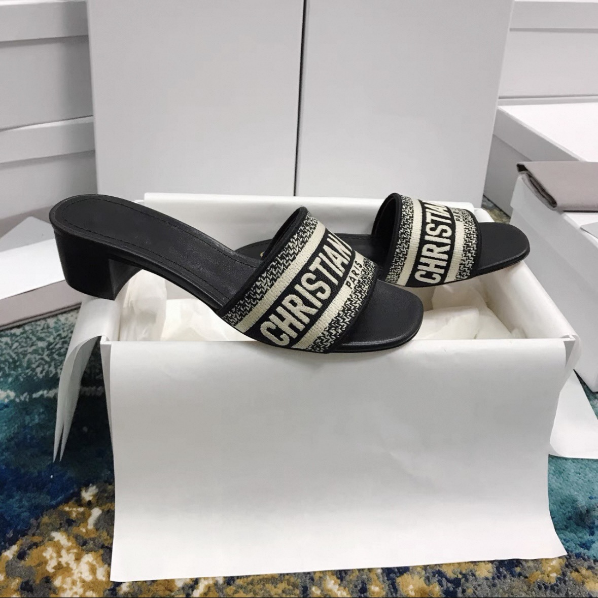 2025 verano D casa pantuflas bordadas mujeres que usan ropa exterior celebridad de Internet playa piel de oveja con zapatillas de diamantes de imitación de tacón medio mujeres