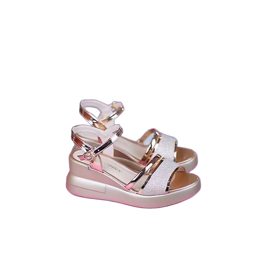 Sandalias romanas de tacón hembra de verano 2026 nueva moda exterior con suela gruesa aumentando la altura de los zapatos de madres con suela plana