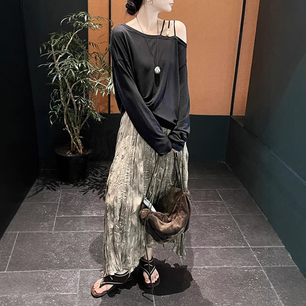 Chu Da Thirteen Lines 秋の新作フレンチビーズテンセルテクスチャ斜め肩ファッショナブルな長袖オフショルダー Tシャツ女性用 TB572