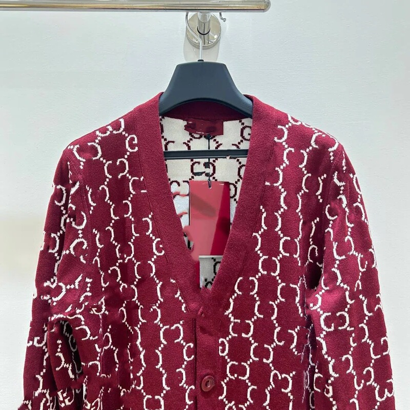 Shenzhen Nanyou G brand's new stylish vintage jacquard knit cardigan in Ancola red with full letter print, double-sided wear Shenzhen Nanyou G brand's new stylish vintage jacquard knit cardigan in Ancola red with full letter print, double-sided wear