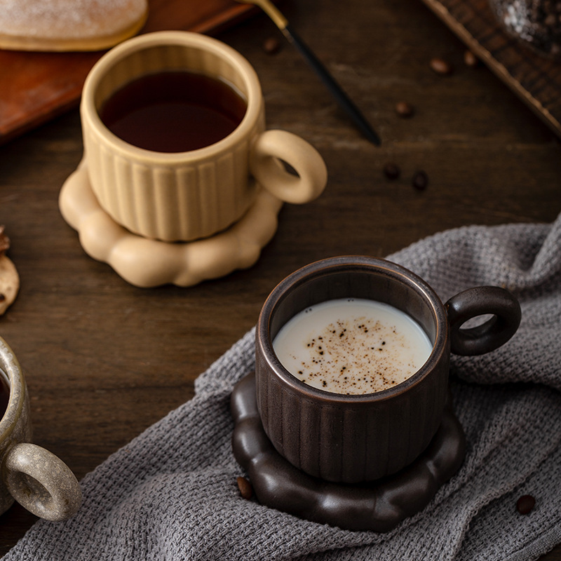 Taza de café de alto valor francesa de estilo europeo, diseño de lujo ligero, combinación de tazas y platillos para el hogar, personalidad de alta calidad, taza de té de la tarde