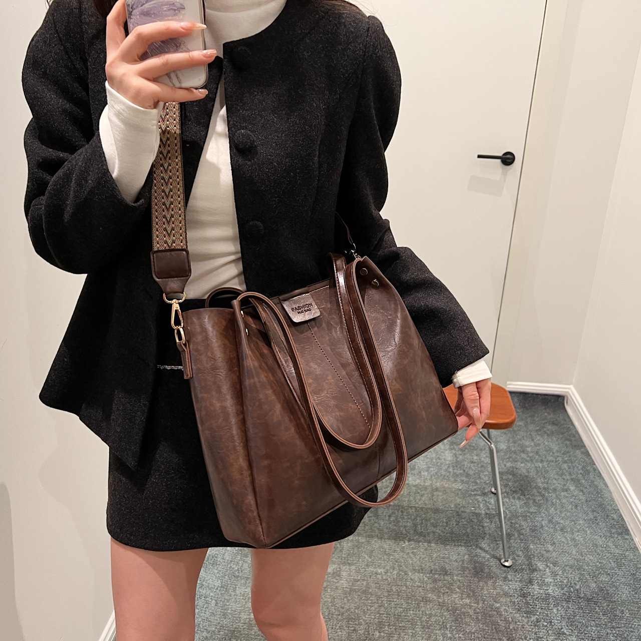 Sac fourre-tout de banlieue rétro européen et américain de grande capacité 2024 nouveau sac à main texture large bandoulière sac à bandoulière sac à bandoulière unique_voghion.com