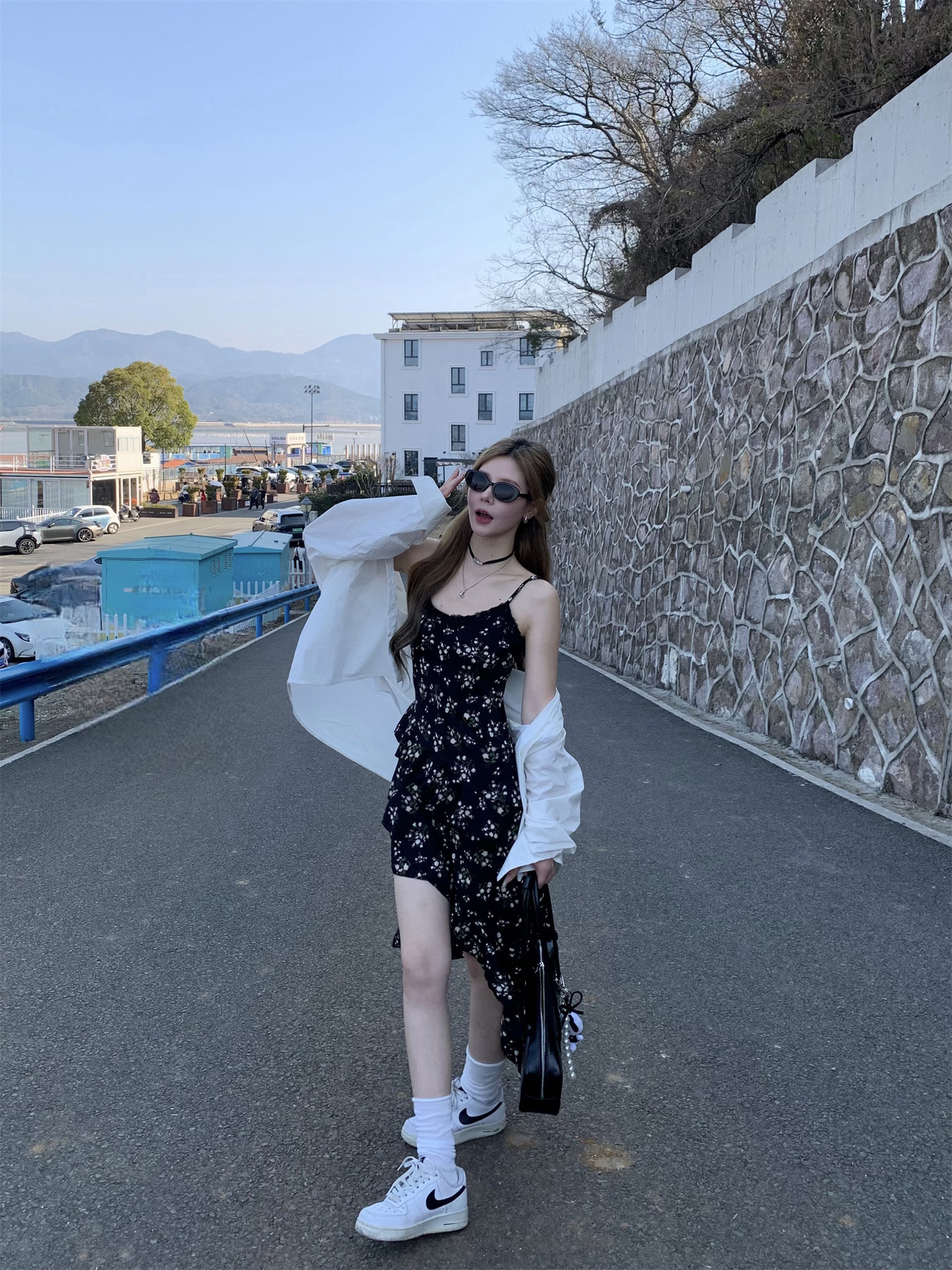 黑色吊带不规则碎花连衣裙女2025夏季新款复古收腰显瘦纯欲中长裙