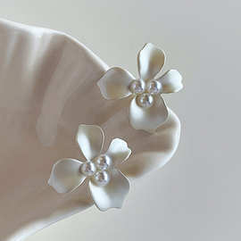 白色珍珠花朵耳钉银针新爆花瓣耳环女高级感轻奢小众耳饰