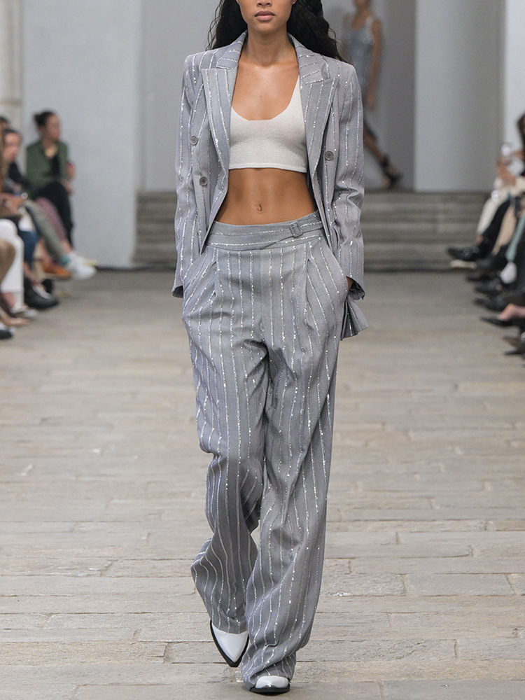 GraceChic Disponible para principios de primavera 2025. Traje de dos piezas de alta gama, color gris, con pedrería pesada, cruzado, pantalón largo._voghion.com