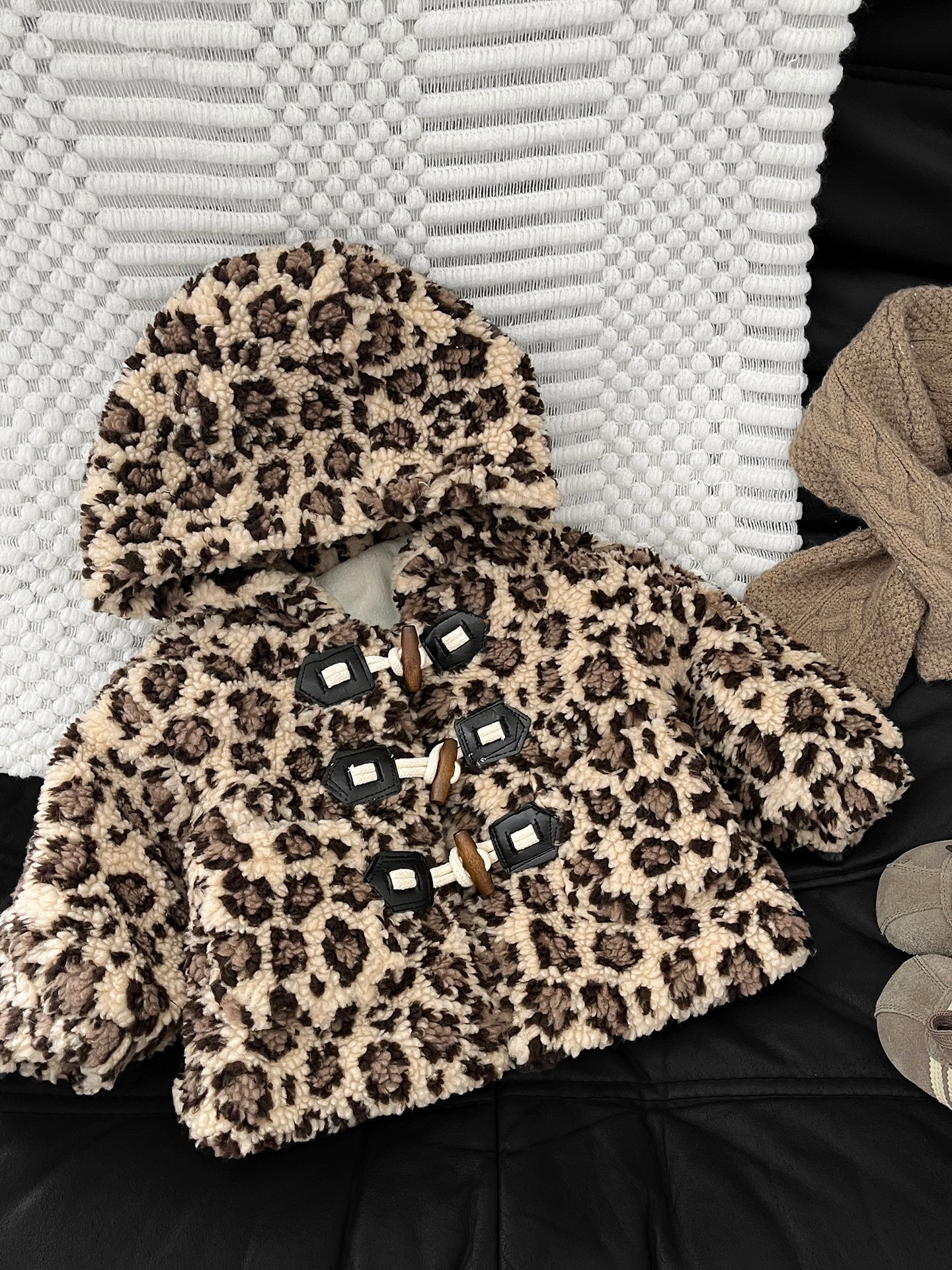 Ropa infantil coreana 2025 otoño y invierno coreano para bebés masculinos y femeninos con estampado de leopardo extranjero de cordero de peluche y peluche grueso chaqueta con capuz
