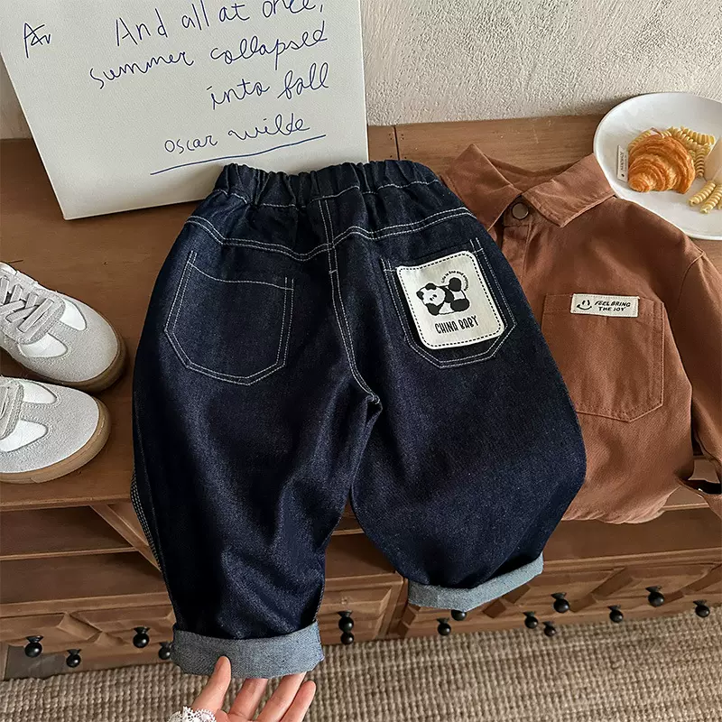男童原色牛仔裤2025秋季新款湖州织里童装韩版中小童卡通贴标长裤