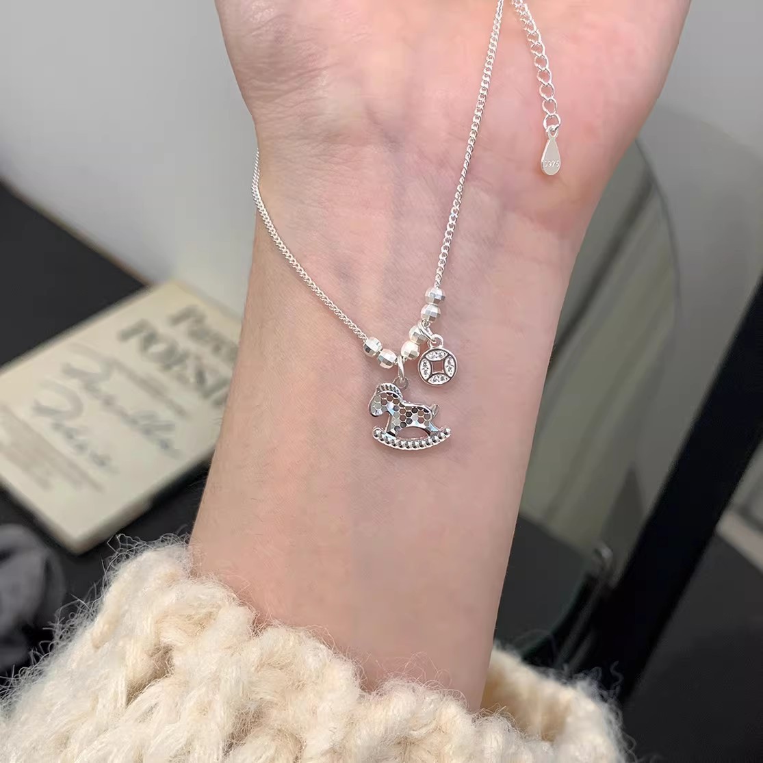 Collier Poney pour l'année du zodiaque, Collier cheval en bois et cristal de glace, Chaîne légère et luxueuse pour pull, Tendance et polyvalente_voghion.com