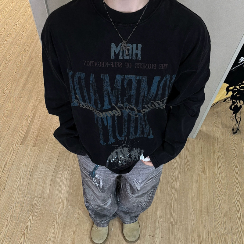 American vintage long-sleeved T-shirt for men, 2026 autumn collection, featuring a blurred letter print, loose fit, made of pure cotton, and designed as a couple's style base layer