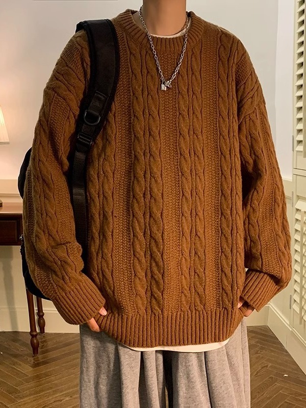 麻花のセーターの男性の丸首はゆったりしています。