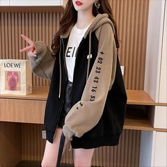カジュアルなパーカーの女性はだらだらしています。