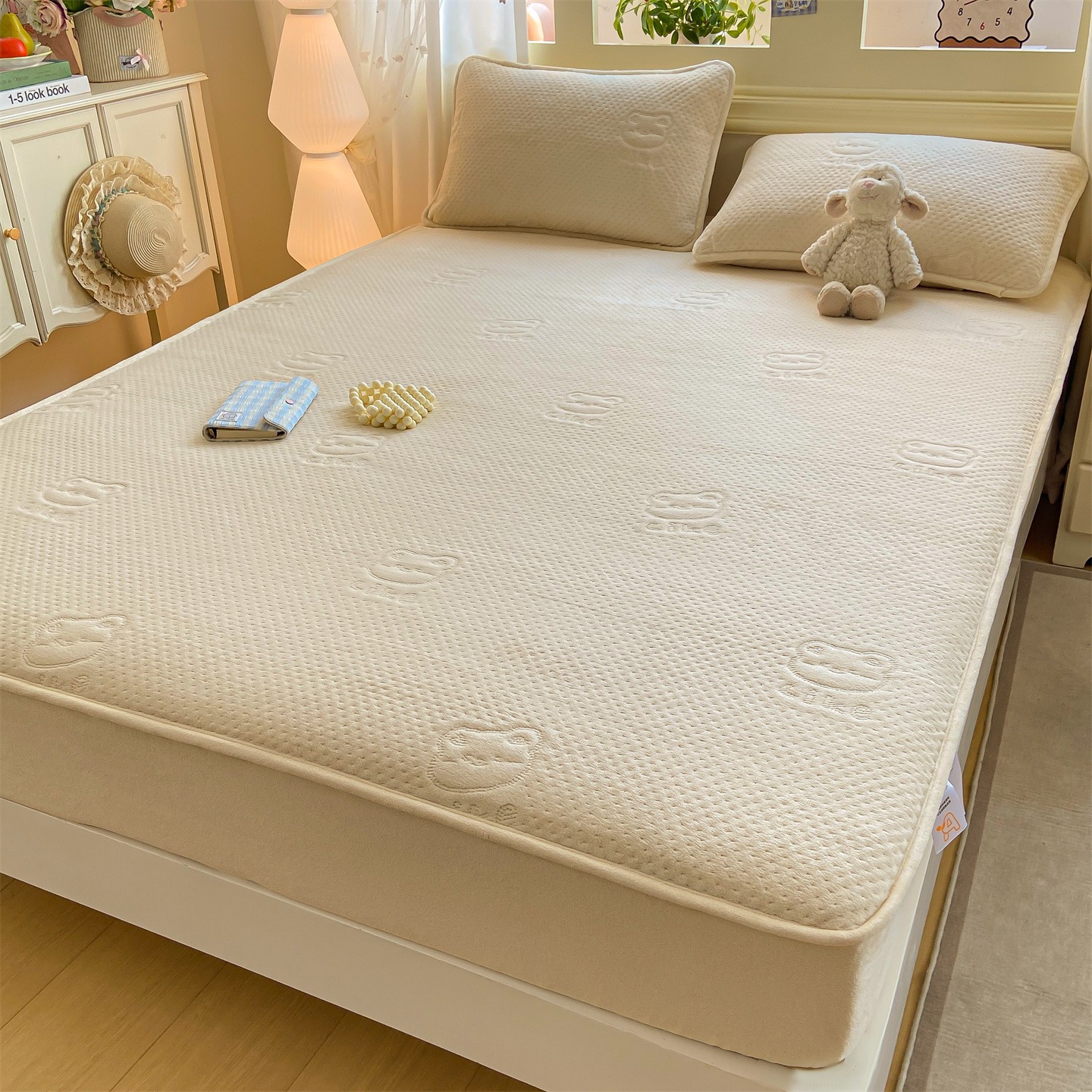 2025 New Type a Milk Velvet Like Bear Quilted Bed Sheet Three-Piece Set Coral Velvet Bedspread Mattress Protector