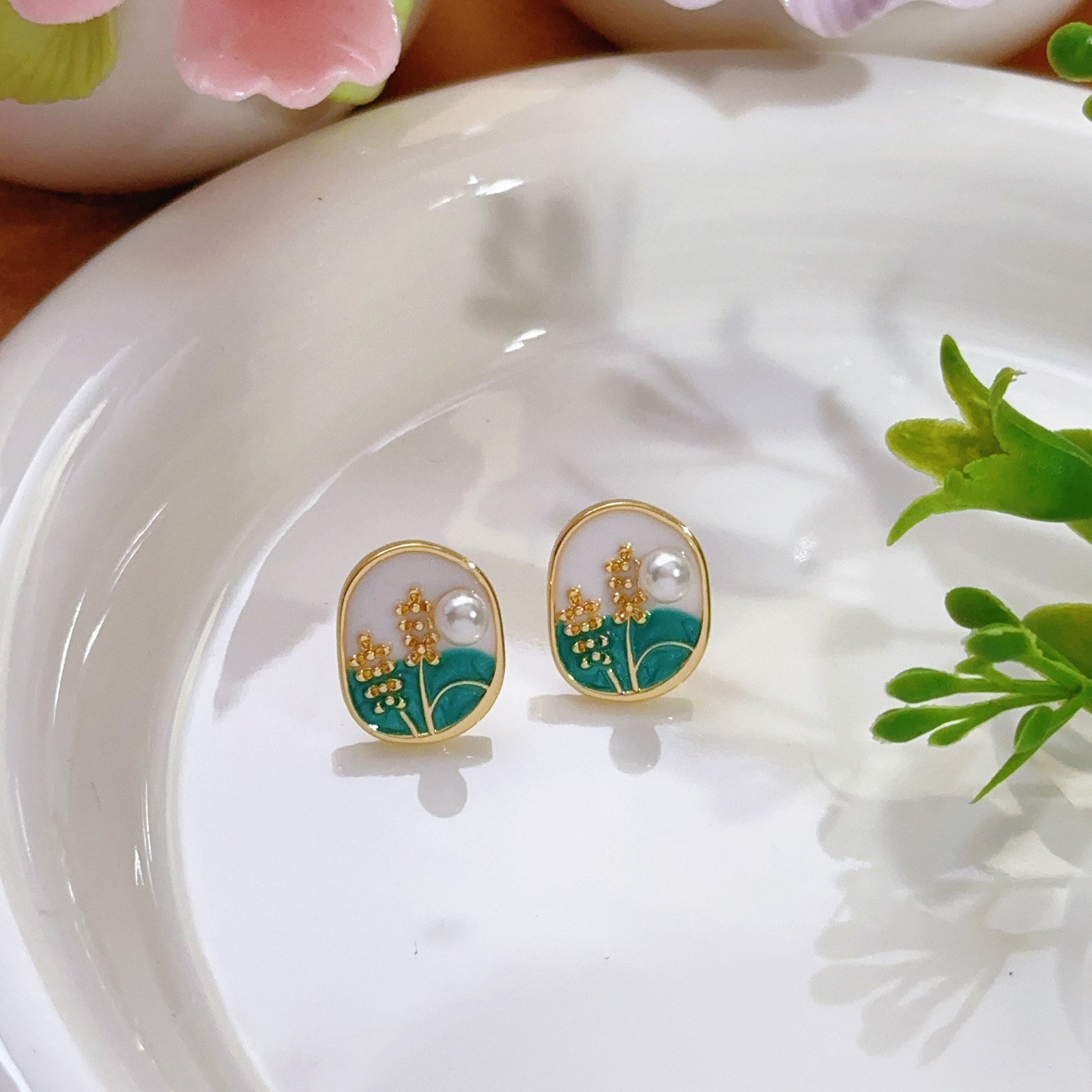Pendientes de perlas Zhuji, temperamento blanco francés, pendientes antiguos, desplazamientos diarios, lujo ligero, joyería de orejas de alta gama al por mayor