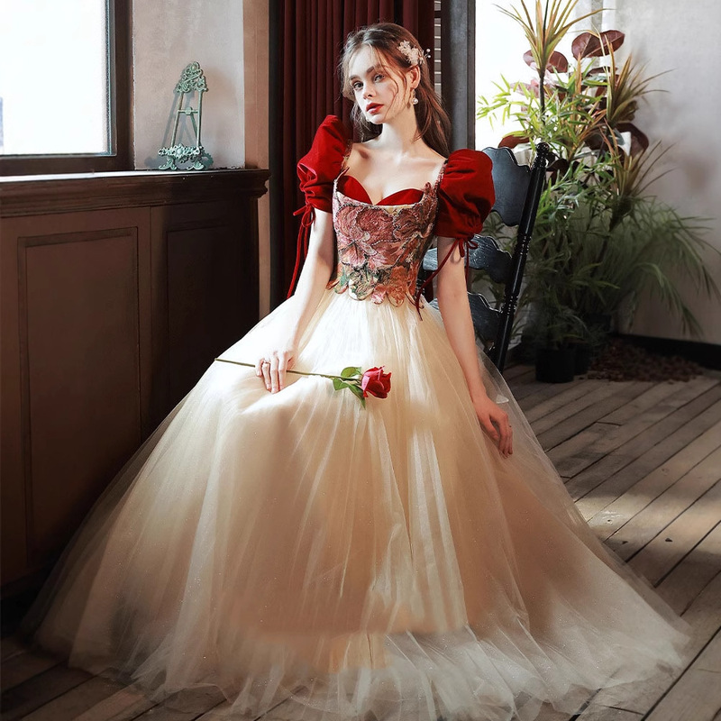 The Dress for the Toast at the Wedding Is the 2026 New Model, a Simple Red Engagement Banquet Dress with a Fairy-Like Elegance