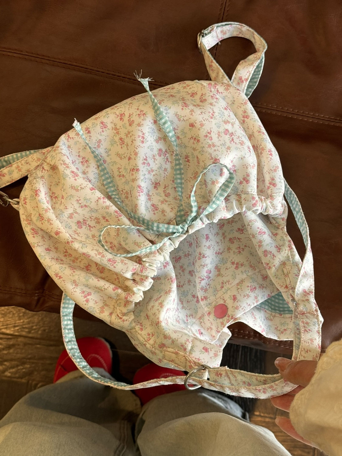 Rucksack mit rosa Blumenschleife, speziell für Frauen entworfen, neuer koreanischer Stil für Herbst/Winter 2025, große, plissierte Umhängetasche für den Weg zur Arbeit._voghion.com