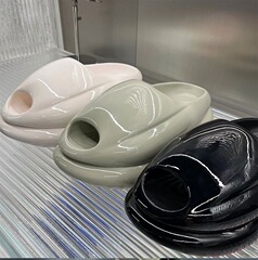 建豪は同じモデルのノアの方舟のクジラの炭素号のスリッパの女性を外に着ます。