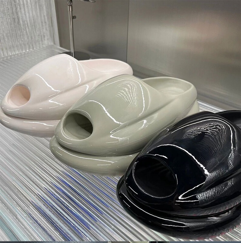 建豪は同じモデルのノアの方舟のクジラの炭素号のスリッパの女性を外に着ます。|undefined