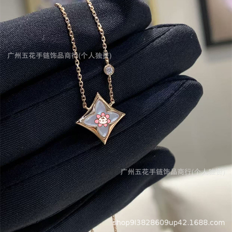 High-End V-Gold Monogram New Diamond-Shaped Pointed Flower Necklace for Women, Featuring a Four-Leaf Clover Design with White and Pink Mother-Of-Pearl, Clavicle Chain High-End V-Gold Monogram New Diamond-Shaped Pointed Flower Necklace for Women, Featuring a Four-Leaf Clover Design with White and Pink Mother-Of-Pearl, Clavicle Chain