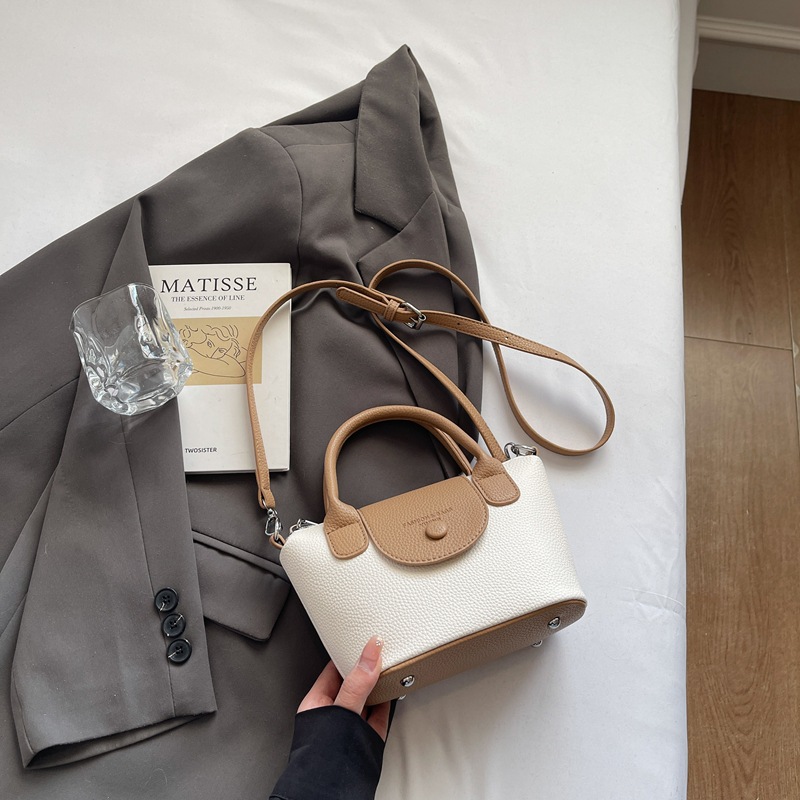 Bolsos pequeños de mano más vendidos de comercio exterior para mujer 2025 nuevo bolso cuadrado pequeño simple y todo fósforo textura casual bolso de mensajero de un solo hombro