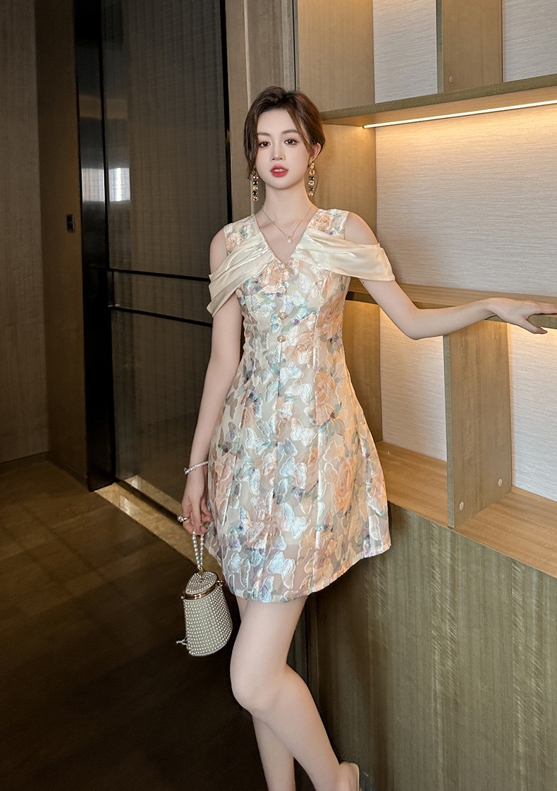 Váy maxi nữ in hoa lệch vai, thiết kế ôm eo chữ A dành cho dáng người nhỏ nhắn — Hoa Màu mơ chi tiết 6