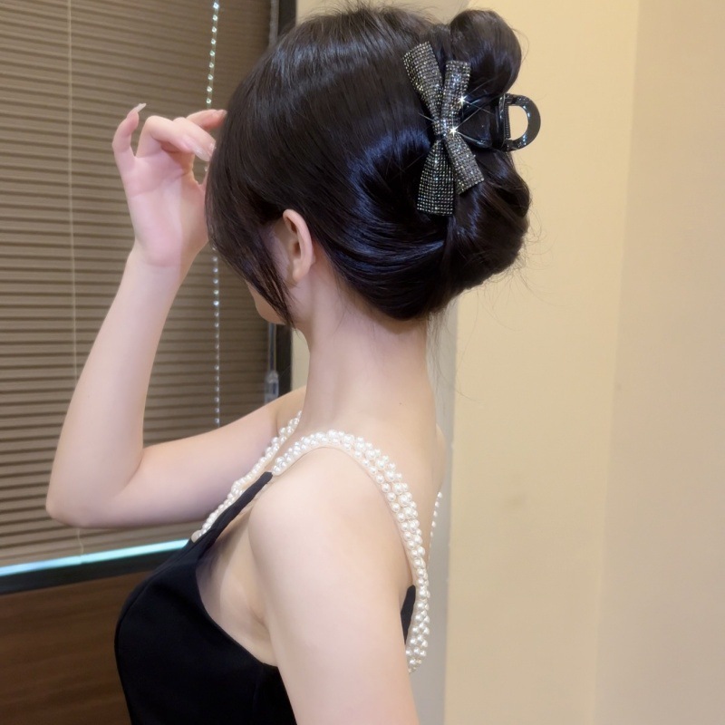2025新型の蝶結びのキラキラヘアピンの高級感があります。|undefined