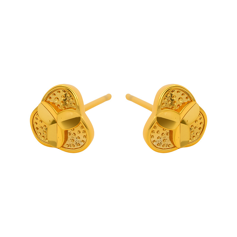 Xuping nueva aleación de cobre chapado en 24k simple flor de tres hojas dorada ligera de lujo pernos de orejas fáciles de usar para mujeres diarias