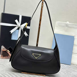 P家Moon手袋腋下包弧形包身设计肩带可调长短磁扣开合翻盖1BD358