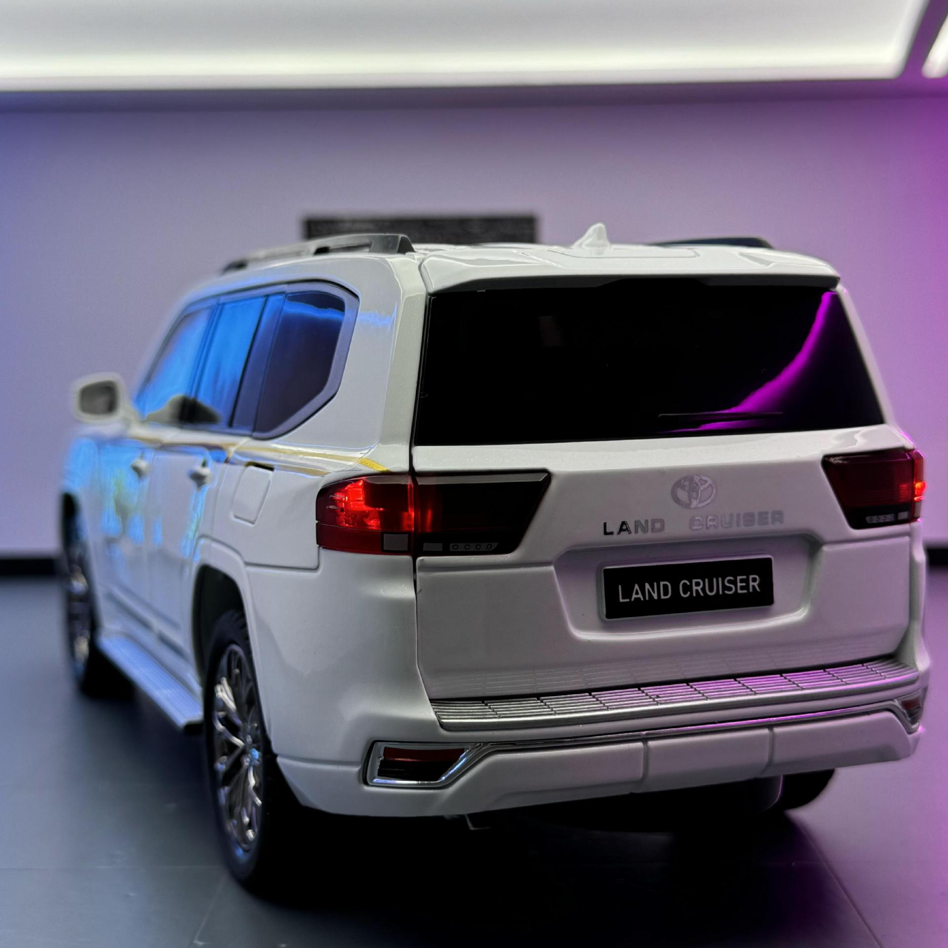 Modelo de coche de aleación 1:18 Genuino Fenglande Cool Road Ze Vehículo todoterreno Sonido y luz atrás Coche de juguete Modelo de sonido