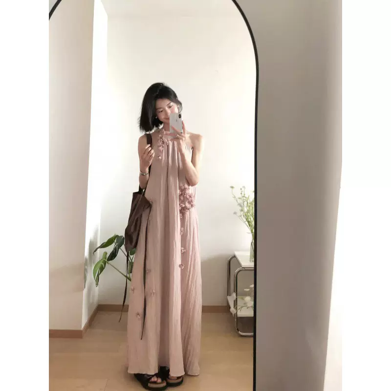 设计感褶皱花朵挂脖吊带连衣裙慵懒风氛围感超仙大摆度假沙滩长裙