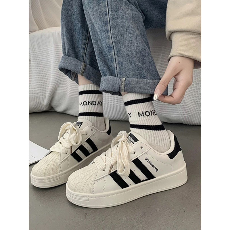 Zapatos blancos de cabeza de concha para mujeres 2025 primavera nuevos zapatos de plancha en línea rojo explosivo zapatos deportivos casuales