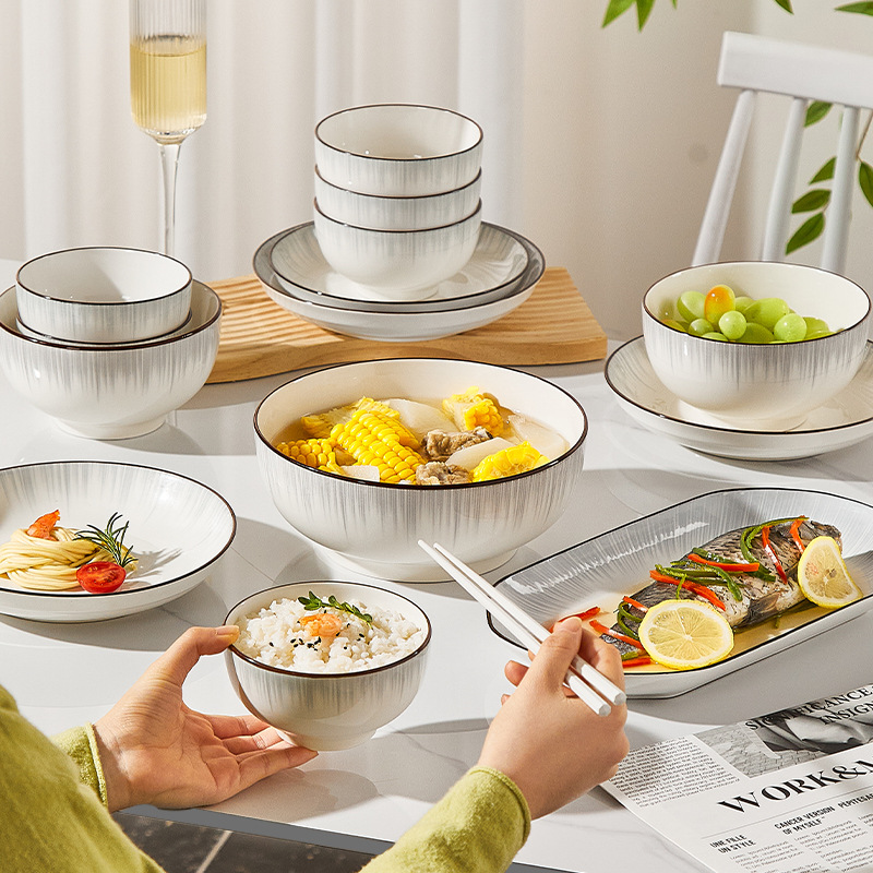 Conjunto de platos esmaltados coloridos cubiertos de cerámica Jingdezhen ligeros cubiertos de cerámica gris de lujo cubiertos de cerámica domésticos cubiertos de platos cubiertos palillos