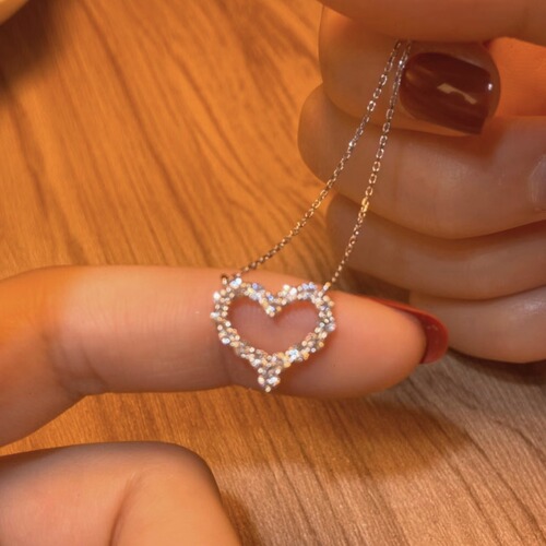 Titanium steel temperament fashionable diamond-studded ultra-bright heart pendant necklace for women, non-fading design, versatile choker chain jewelry