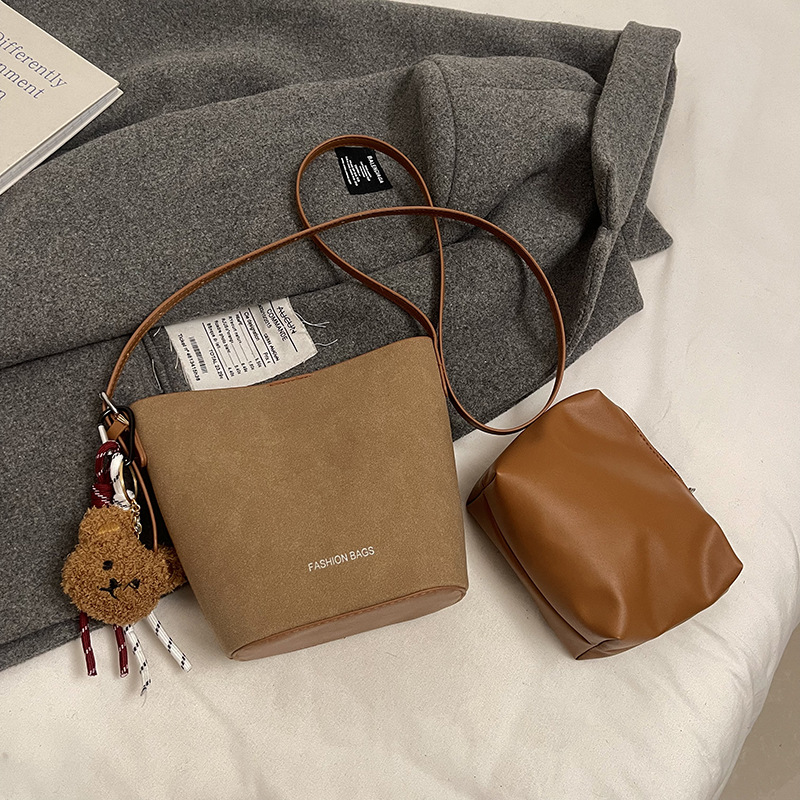 Bolsa de mano de seda retro esmerizada de alta calidad para mujeres 2025, nuevo bolso de balde de primavera simple y versátil.