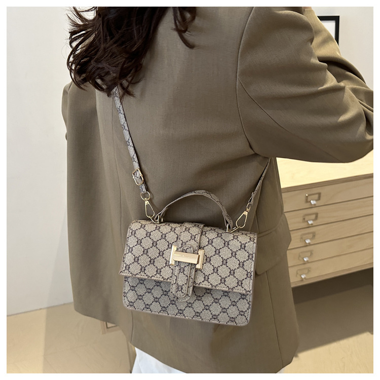 The 2024 new women's bag features a high-end texture, a niche and fashionable style, a retro and versatile small square bag, and a hand-held shoulder crossbody bag undefined