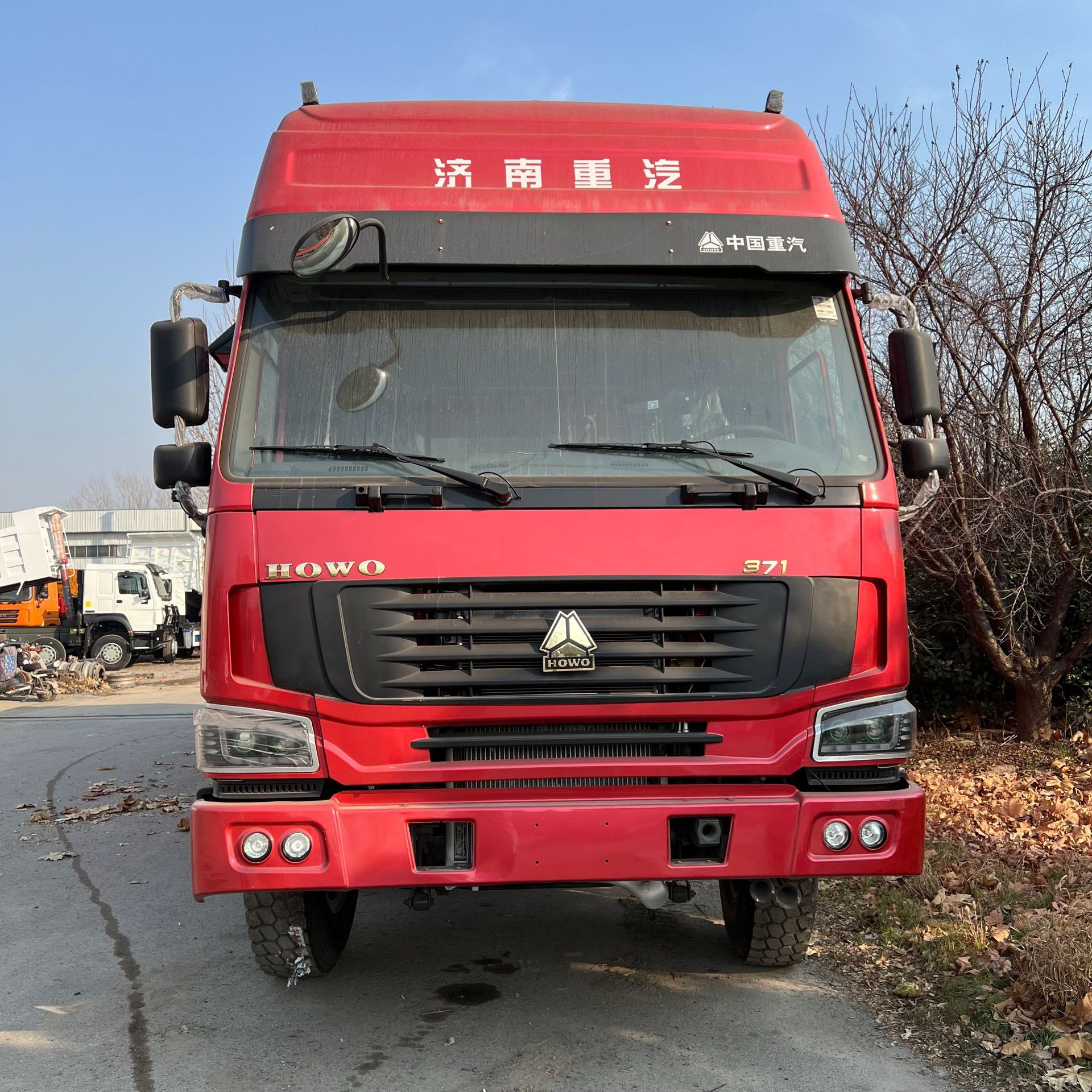 Trading market for Red Rock Jieshi wide-body mining dump trucks, heavy-duty HOWO flatbed trucks for purchase and transportation