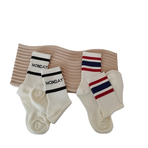 Monday, I want to hold your hand and go for a walk. Socks for autumn and winter, sports style long socks.