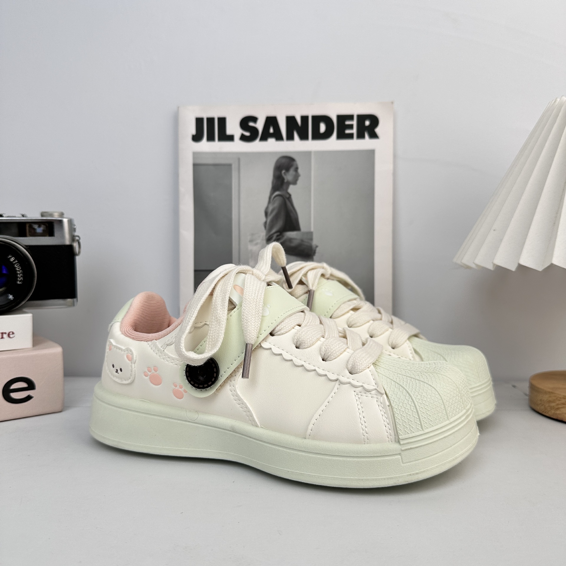 Yuanbo Peek-Meng nicho conchas zapatos de cabecera para mujeres 2025 otoño nuevo estilo universal con suela gruesa zapatos casuales pequeños blancos