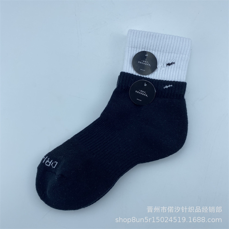 2023新品の偽の2つのつなぎ合わせのスポーツの靴下の中で筒の高い筒の男女の同項のマカロンカラーの厚いタオルの底