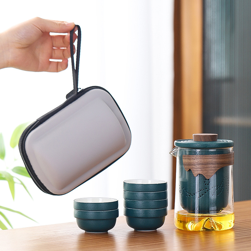 먼 산에 있는 냄비와 컵 6개 - 진한 녹색