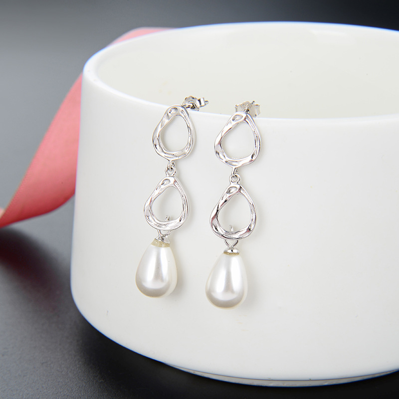 Transfronterizo personalizado estilo frío accesorios japonés y coreano perla pendientes de moda pendientes de las mujeres pendientes de la joyería al por mayor