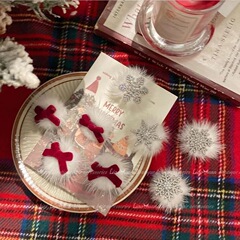 毛玉の雪の花の髪は秋冬の新型の赤い蝶結びの甘い美しい顔の値の前髪を挟みます。