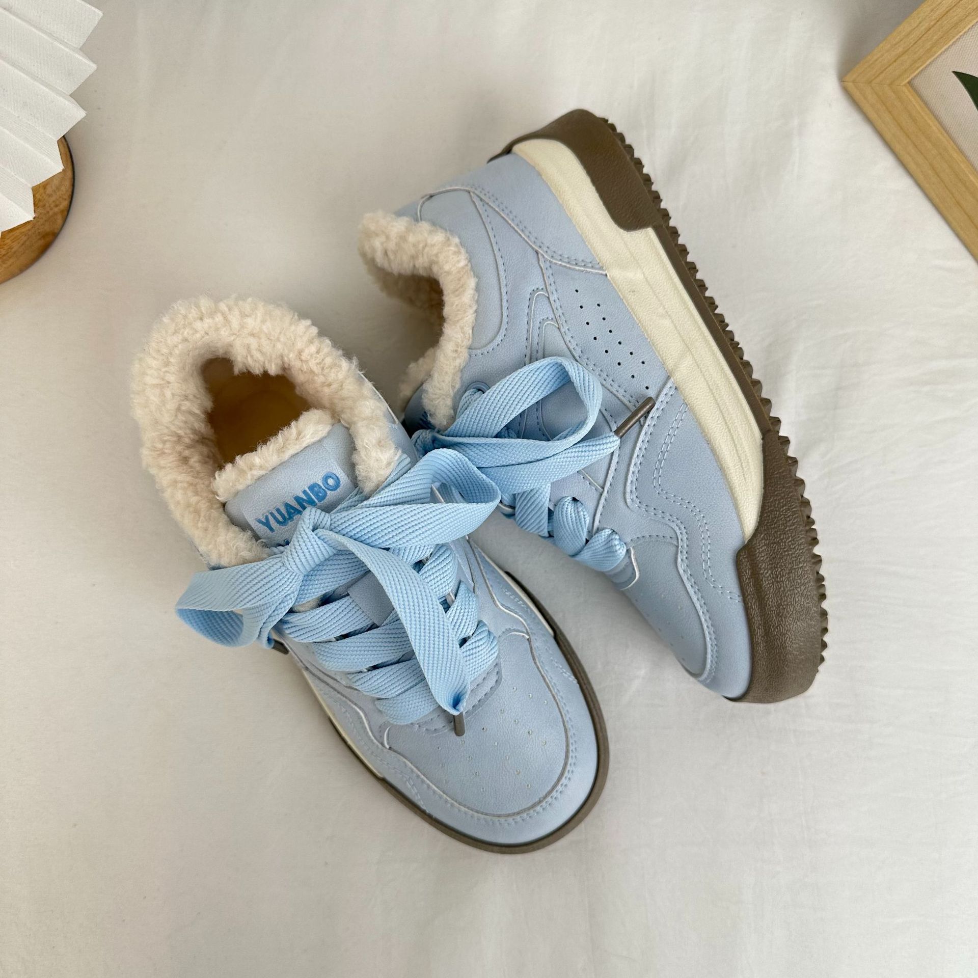 Yuanbo 2025 invierno nuevos zapatos de algodón de corte bajo de las mujeres zapatos de tabla abrigados para estudiantes más zapatos de lona de terciopelo