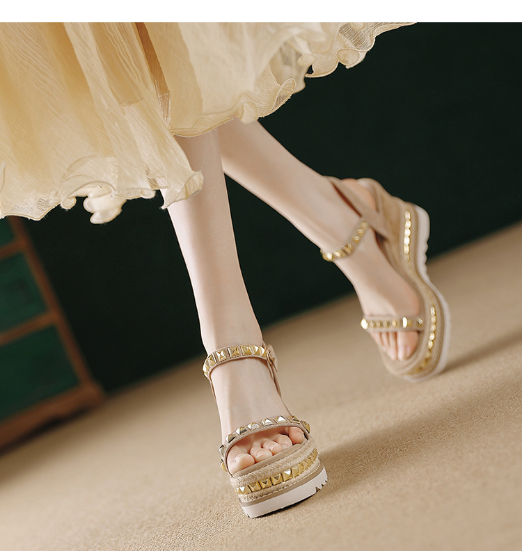 Sandal cao gót nữ đế xuồng đan rơm, mũi vuông hở ngón, quai ngang đinh tán — màu đen, màu kaki chi tiết 11