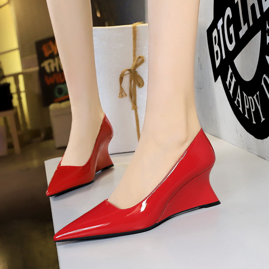 Fashion party wedges Women's high-heeled wedges shallow cut pointed patent leather single-shoe wedges_voghion.com