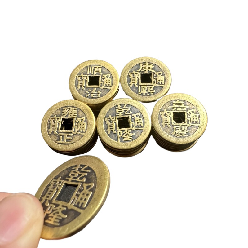 五帝のお金が玄関の敷居を押して、出入りが安全に保たれるように、本物の純真鍮の厚い銅貨が敷居の下に置かれています。|undefined