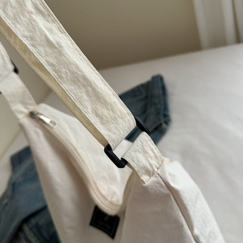 New trendy women's relaxed and minimalist stylish plain nylon tote bag with large capacity for casual single shoulder and crossbody use