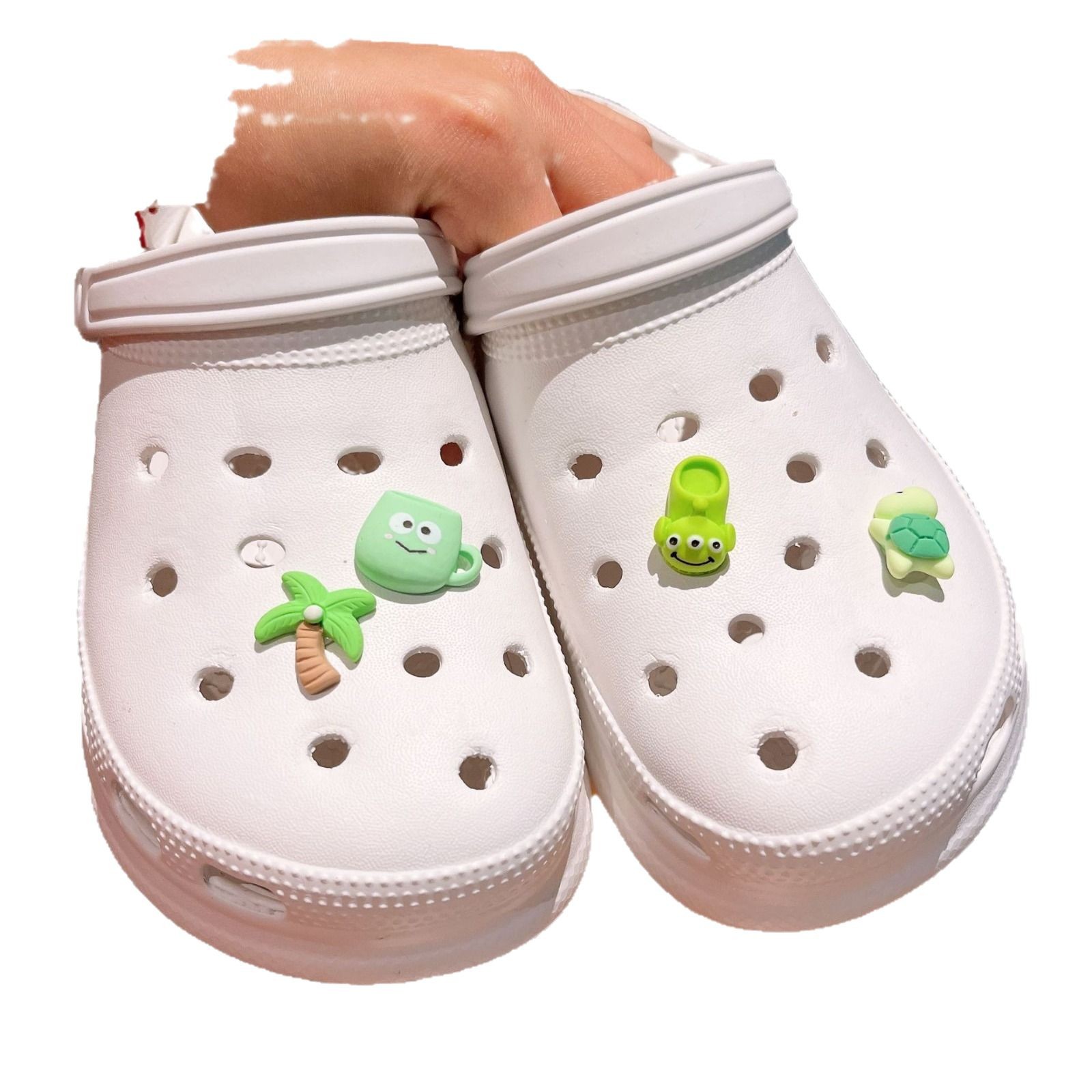 Diy nuevo agujero zapatos vibración luz intermitente LED zapato flor niños de dibujos animados decorativos Sanrio zapato tridimensional hebilla CRO lote