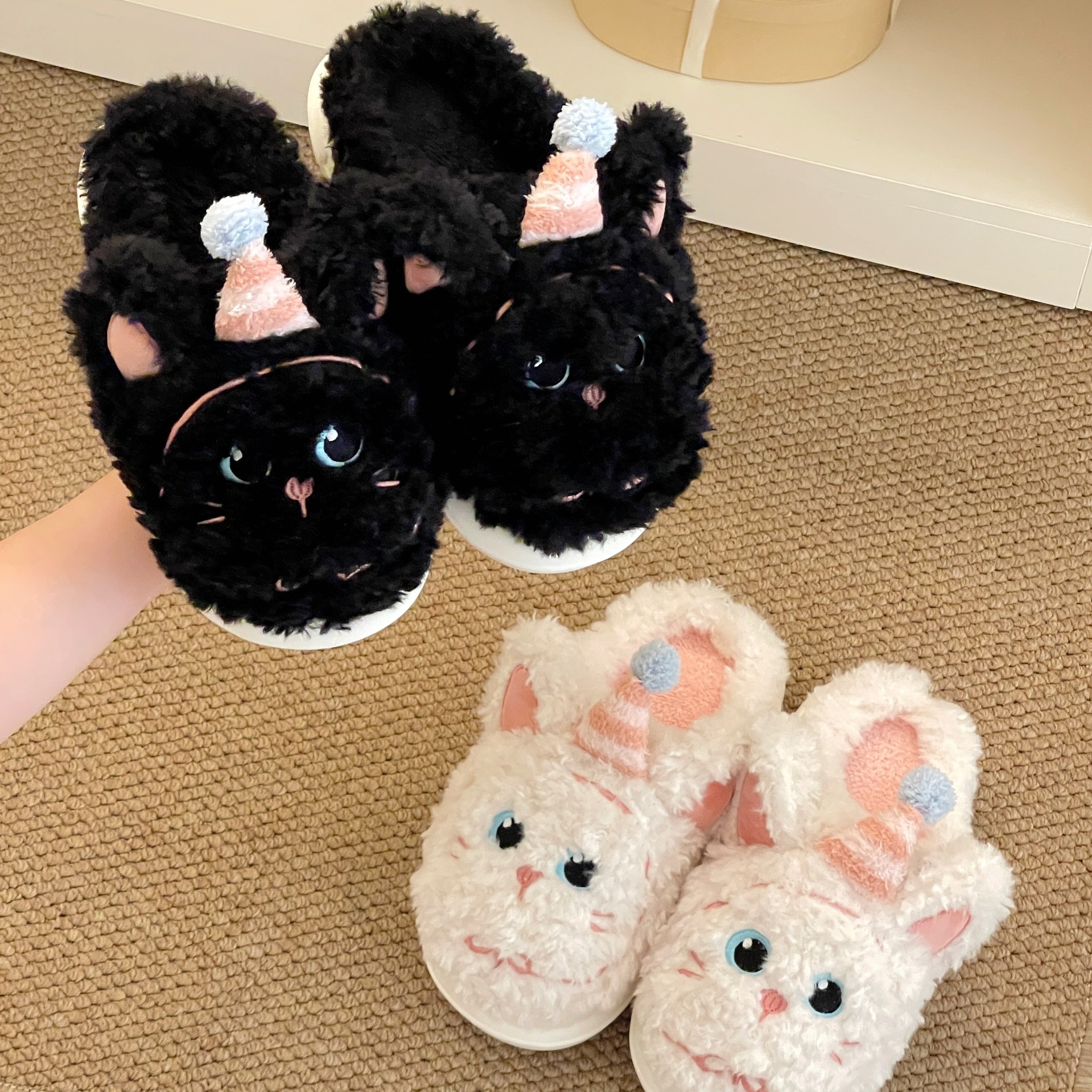 2025 nuevas zapatillas de algodón de conejo para mujeres lindas con lana de algodón de invierno remolque tacones para usar zapatos de lana caseros