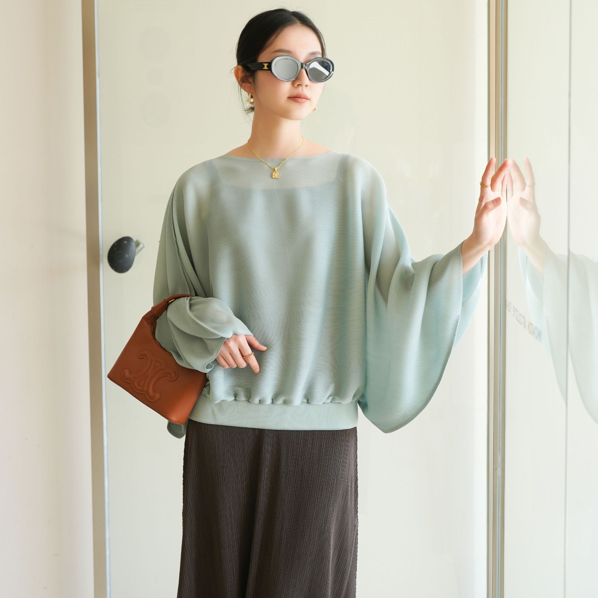 Early Autumn New Arrival from Department Stores: Miyake High-End Pleated Elegant Loose Batwing Sleeve Fashionable Casual Top/Sweatshirt
