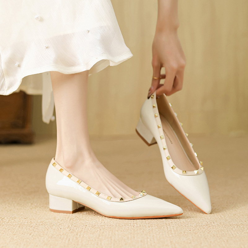230 개의 새로운 포인팅 플랫 슈즈 특허 가죽 얕은 시크 힐 리벳 우아한 로우 힐 시그니처 여성 신발